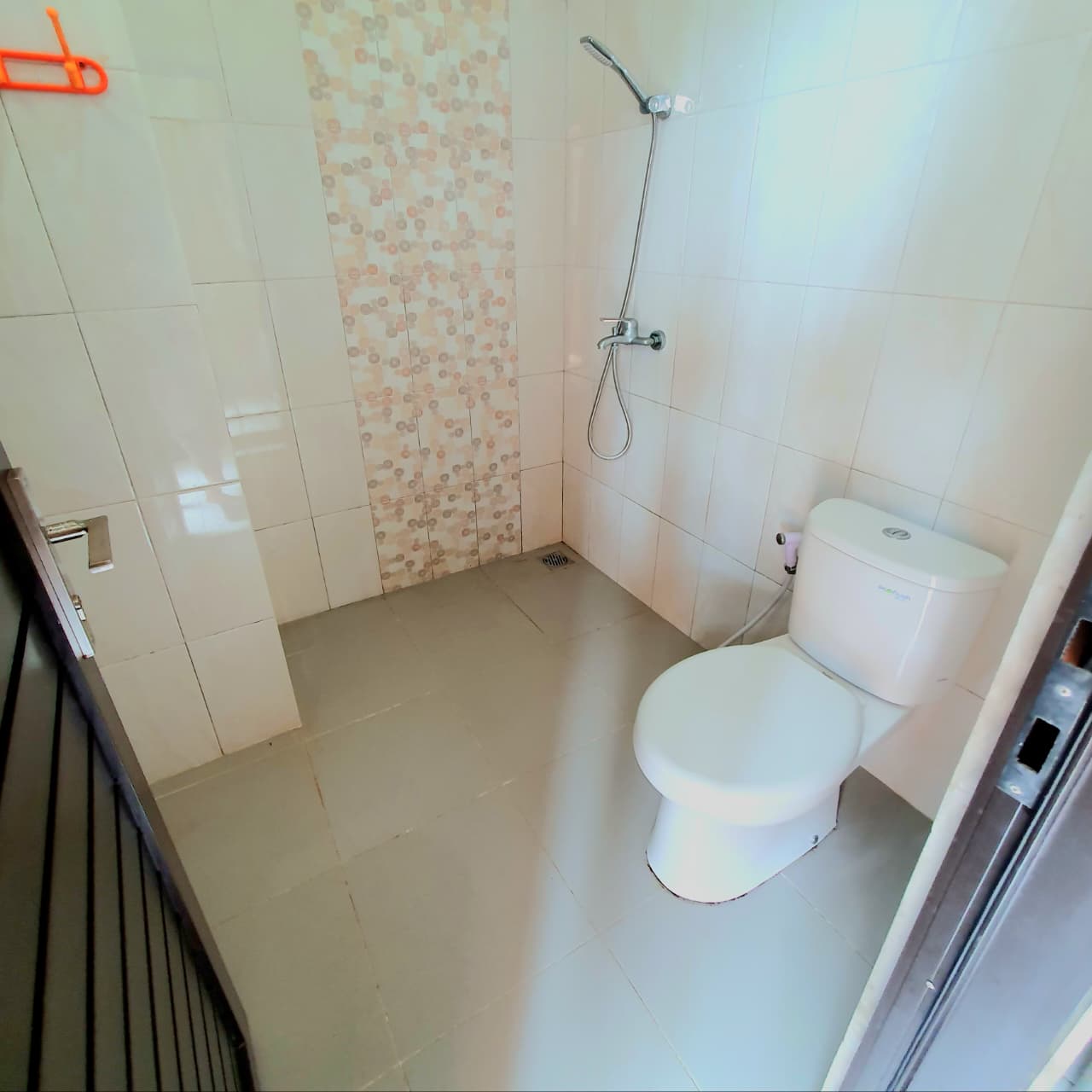 Kamar mandi Family Sea View Hotel Tenda