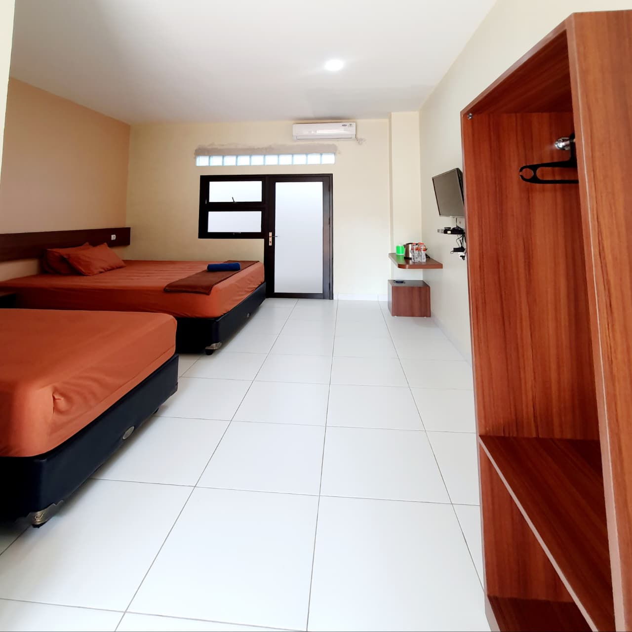 kamar standar Hotel tenda Pantai Timur Pangandaran HOTEL TENDA PANGANDARAN Standard Room